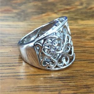 $62  Estate Ring  Sterling Silver  Marked K 925 China  11.2 grams  Size 8